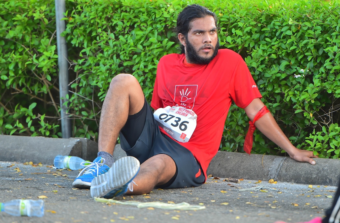 ހުޅުމާލެ: ނޮވެމްބަރު 11، 2016- ކޮންމެ އަހަރަކު ދިރާގުން ބާއްވާ ރޯޑް ރޭހުގައި ދުވުންތެރިއަކު އަރާމުކޮށްލަނީ: މި ފަހަރު ގާތްގަނޑަކަށް 3،000 މީހުން މި އިވެންޓުގައި ދުވި.---ފޮޓޯ: މުހައްމަދު ޝަރުހާން/މިހާރު