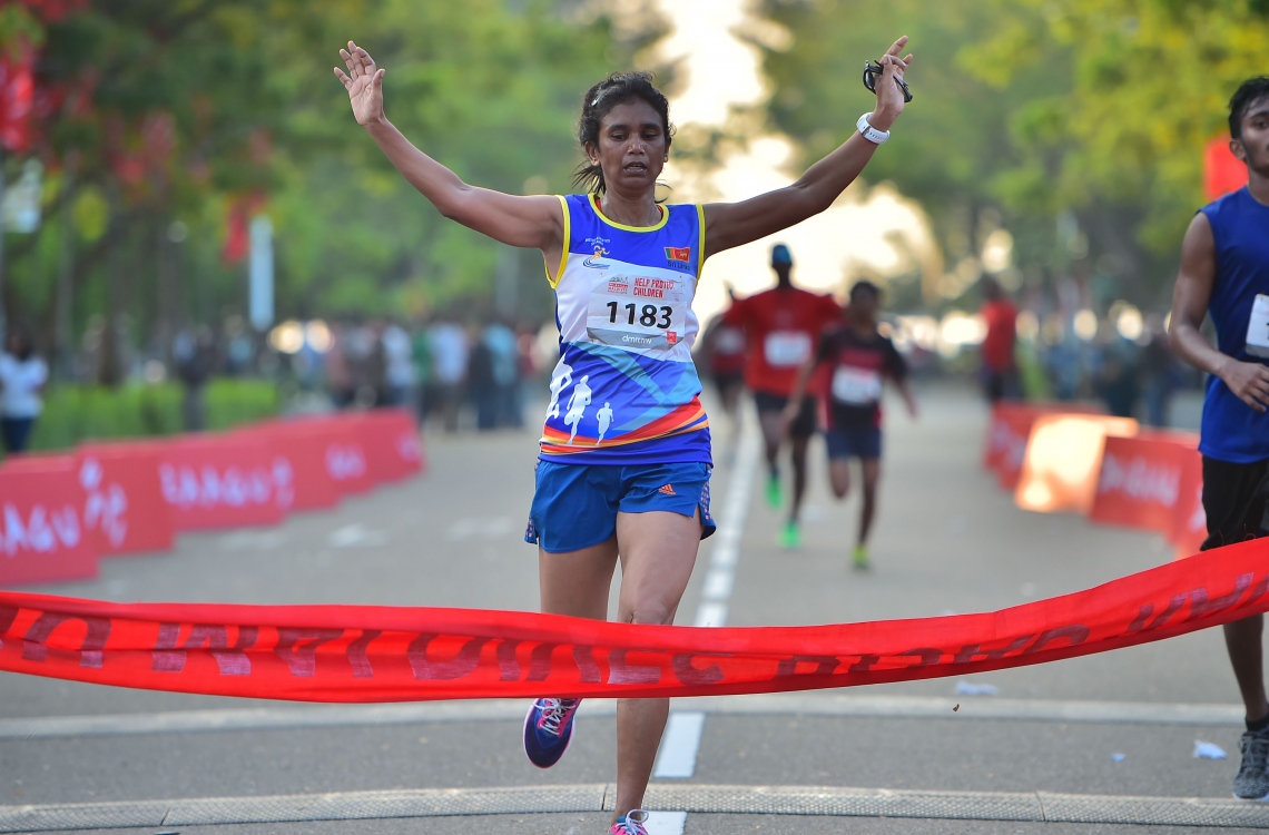 ހުޅުމާލެ: ނޮވެމްބަރު 11، 2016- ކޮންމެ އަހަރަކު ދިރާގުން ބާއްވާ ރޯޑް ރޭހުގައި މި އަހަރު ބައިވެރި ދުވުންތެރިއަކު ރޭސް ނިންމަނީ: މި ފަހަރު ގާތްގަނޑަކަށް 3،000 މީހުން މި އިވެންޓުގައި ދުވި.---ފޮޓޯ: މުހައްމަދު ޝަރުހާން/މިހާރު