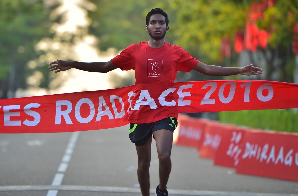 ހުޅުމާލެ: ނޮވެމްބަރު 11، 2016- ކޮންމެ އަހަރަކު ދިރާގުން ބާއްވާ ރޯޑް ރޭހުގައި ދުވުންތެރިއަކު ރޭސް ނިންމާލަނީ: މި ފަހަރު ގާތްގަނޑަކަށް 3،000 މީހުން މި އިވެންޓުގައި ދުވި.---ފޮޓޯ: މުހައްމަދު ޝަރުހާން/މިހާރު