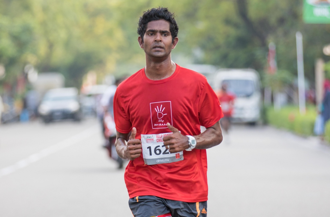 ހުޅުމާލެ: ނޮވެމްބަރު 11، 2016- ކޮންމެ އަހަރަކު ދިރާގުން ބާއްވާ ރޯޑް ރޭހުގައި ދުވުންތެރިއަކު ދުވަނީ: މި ފަހަރު ގާތްގަނޑަކަށް 3،000 މީހުން މި އިވެންޓުގައި ދުވި.---ފޮޓޯ: މުހައްމަދު ޝަރުހާން/މިހާރު