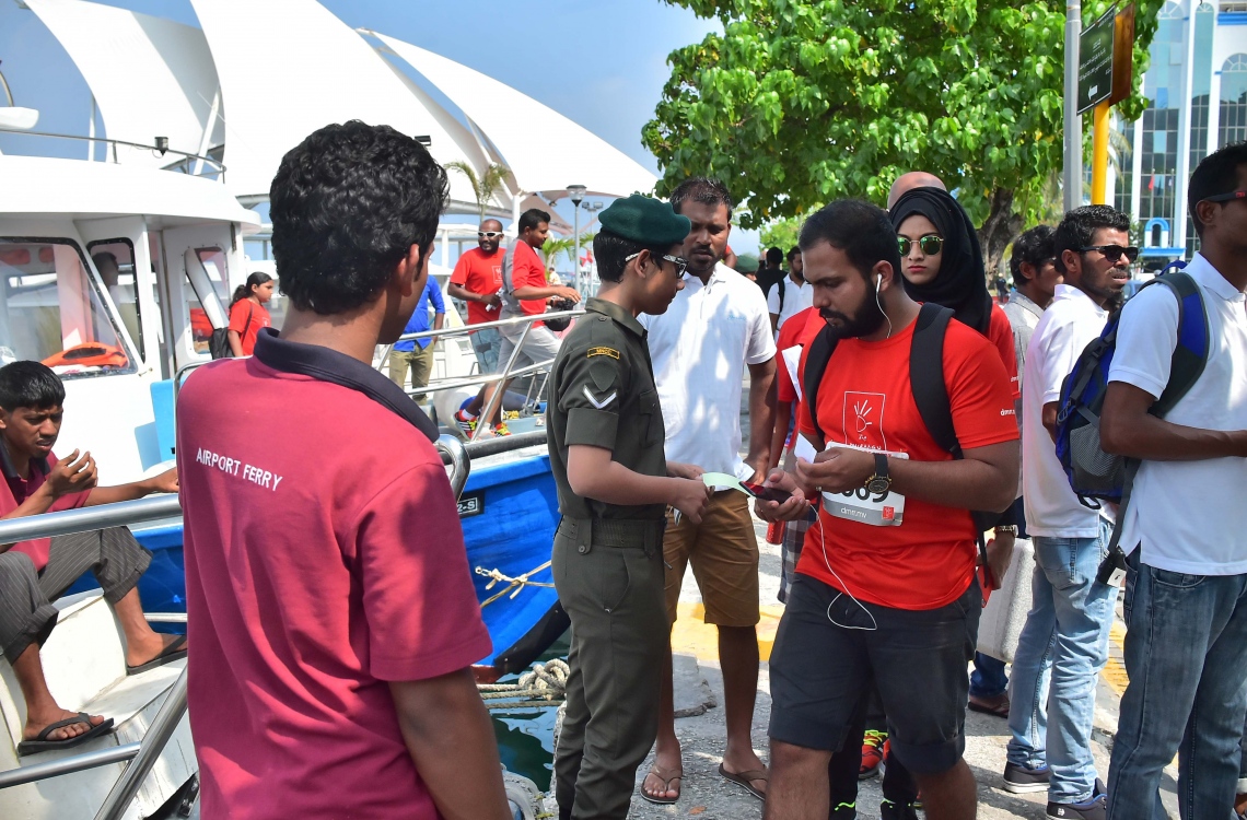 މާލެ: ނޮވެމްބަރު 11، 2016- ދިރާގުން މި އަހަރު ބޭއްވި ރޯޑް ރޭހުގައި ބައިވެރިވާ މީހަކު ހުޅުމާލެއަށް ދިއުމަށްޓަކައި ފެރީއަށް އަރަނީ---ފޮޓޯ: މުހައްމަދު ޝަރުހާން/މިހާރު