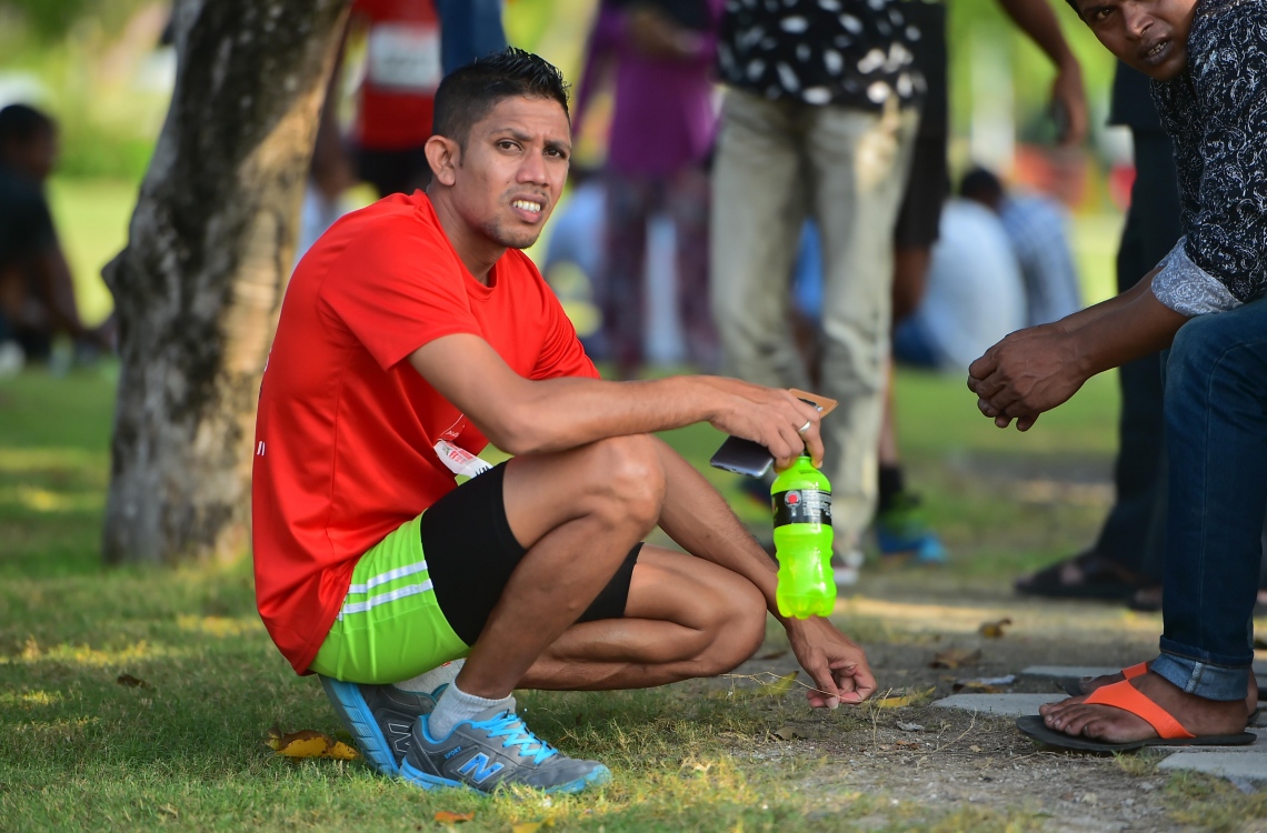 ހުޅުމާލެ: ނޮވެމްބަރު 11، 2016- ކޮންމެ އަހަރަކު ދިރާގުން ބާއްވާ ރޯޑް ރޭހުގައި ދުވުންތެރިއަކު އަރާމުކޮށްލަނީ: މި ފަހަރު ގާތްގަނޑަކަށް 3،000 މީހުން މި އިވެންޓުގައި ދުވި.---ފޮޓޯ: މުހައްމަދު ޝަރުހާން/މިހާރު