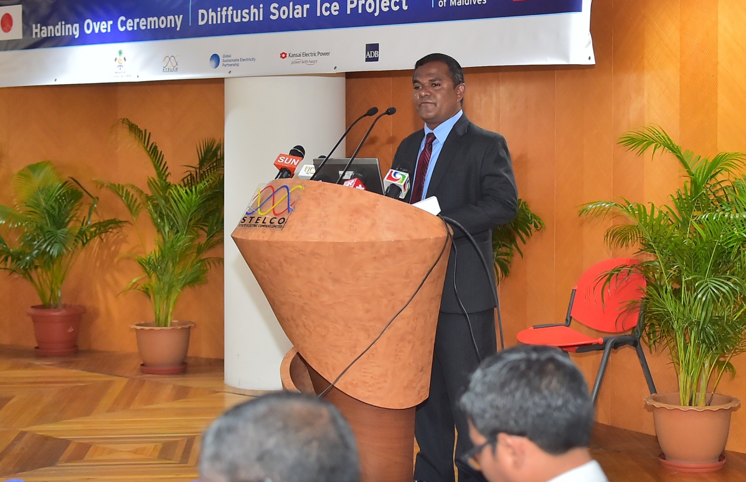 ކ. ދިއްފުށީގައި ގާއިމްކޮށްފައިވާ ސޯލާ ޕެނަލް ނިޒާމް ސްޓެލްކޯއާ ހަވާލުކުރަން މިއަދު ބޭއްވި ރަސްމިއްޔާތުގައި އެންވަޔަރްމަންޓް މިނިސްޓްރީގެ ސްޓޭޓް މިނިސްޓަރު އަބްދުﷲ މަތީން ވާހަކަދައްކަވަނީ.-- ފޮޓޯ: މުހައްމަދު ޝަރުހާން/ މިހާރު