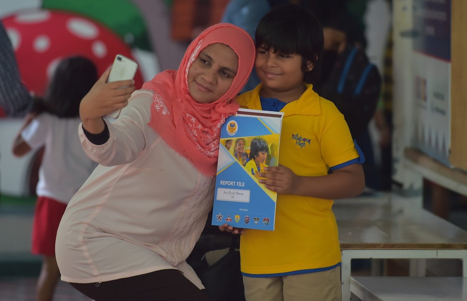 ބިލަބޮންގް ސްކޫލުގެ ދަރިވަރަކާއެކު މީހަކު ސެލްފީއެއް ނަގަނީ.-- ފޮޓޯ: މުހައްމަދު ޝަރުހާން/ މިހާރު