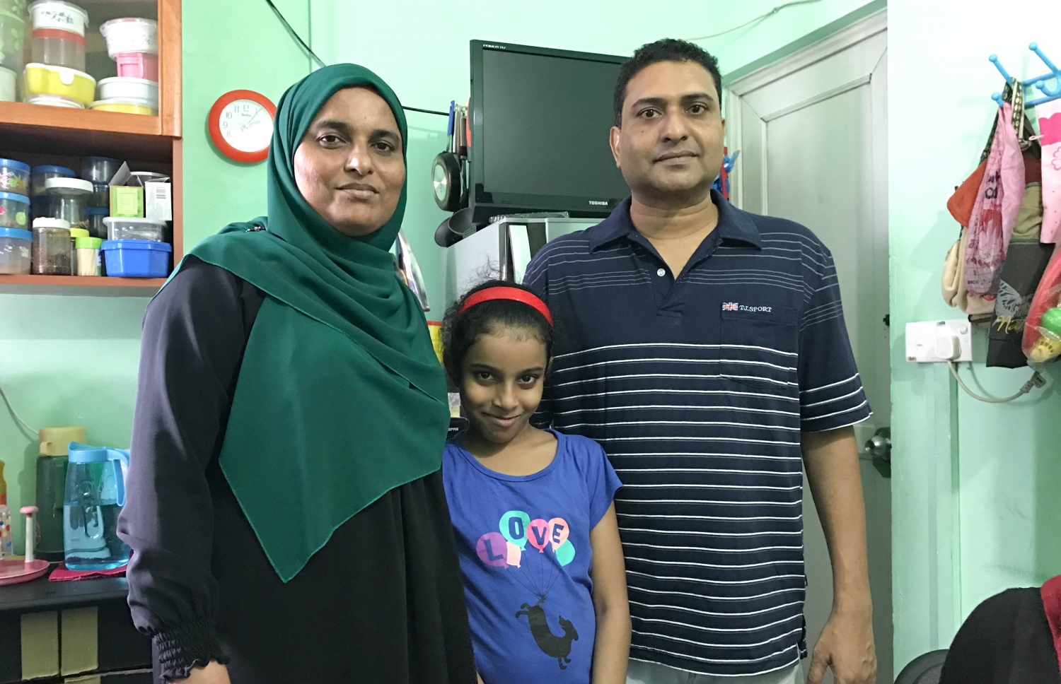 ގާސިމް އޭނާގެ ހަގު އަންހެން ދަރިފުޅާއި އަންހެނުންނާ އެކު ގޭގައި: މިހާރު ދިރިއުޅެމުން އަންނަނީ ރައްޓެހިންގެ ދީލަތި އެހީން. --ފޮޓޯ: މުހައްމަދު ޝަރުހާން/ މިހާރު