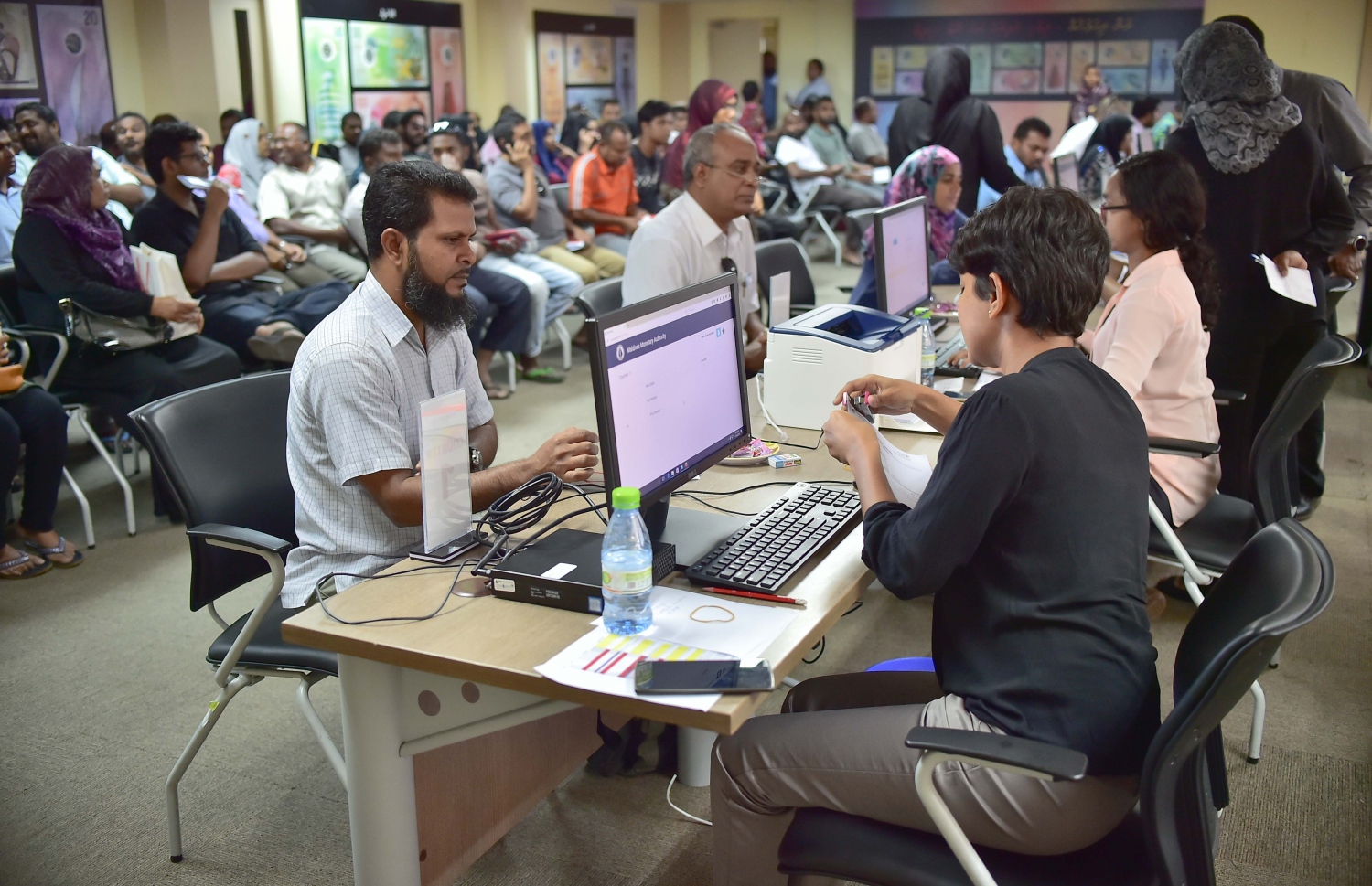 ޑޮލަރު ގަންނަން ދިޔަ މީހުން އެމްއެމްއޭގައި: ފޮޓޯ: މުހައްމަދު ޝަރުހާން/ މިހާރު