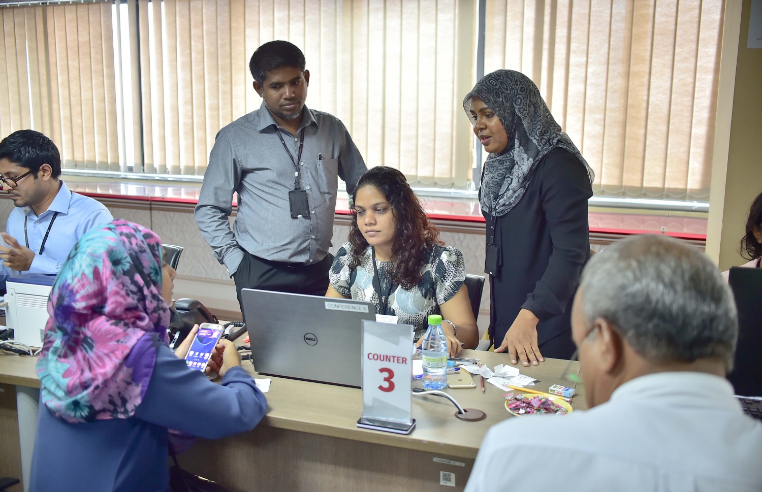 އެމްއެމްއޭގެ މުވައްޒަފުންތަކެއް ޑޮލަރު ވިއްކުމުގެ މަސައްކަތުގައި. --ފައިލް ފޮޓޯ: މުހައްމަދު ޝަރުހާން/ މިހާރު