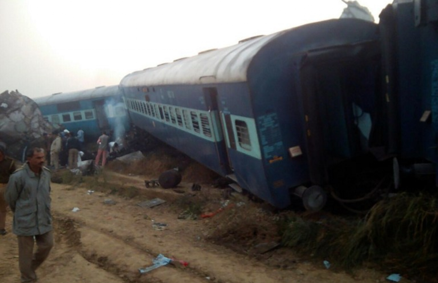 އިންޑިއާގެ އުތުރުގެ ކަންޕޫރުގައި ރޭލް ދަގަނޑުން ނެއްޓި އެކްސިޑެންޓްވެފައި. --ފޮޓޯ:އޭއެފްޕީ