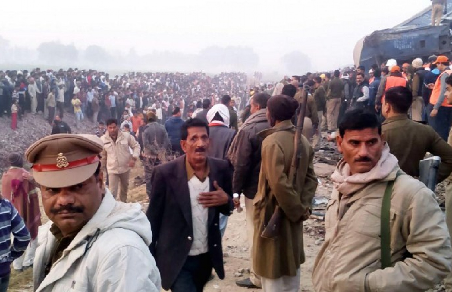 އިންޑިއާގެ އުތުރުގެ ކަންޕޫރުގައި ރޭލް އެކްސިޑެންޓްވި ސަރަހައްދަށް މީހުން ޖަމާވެފައި. --ފޮޓޯ:އޭއެފްޕީ