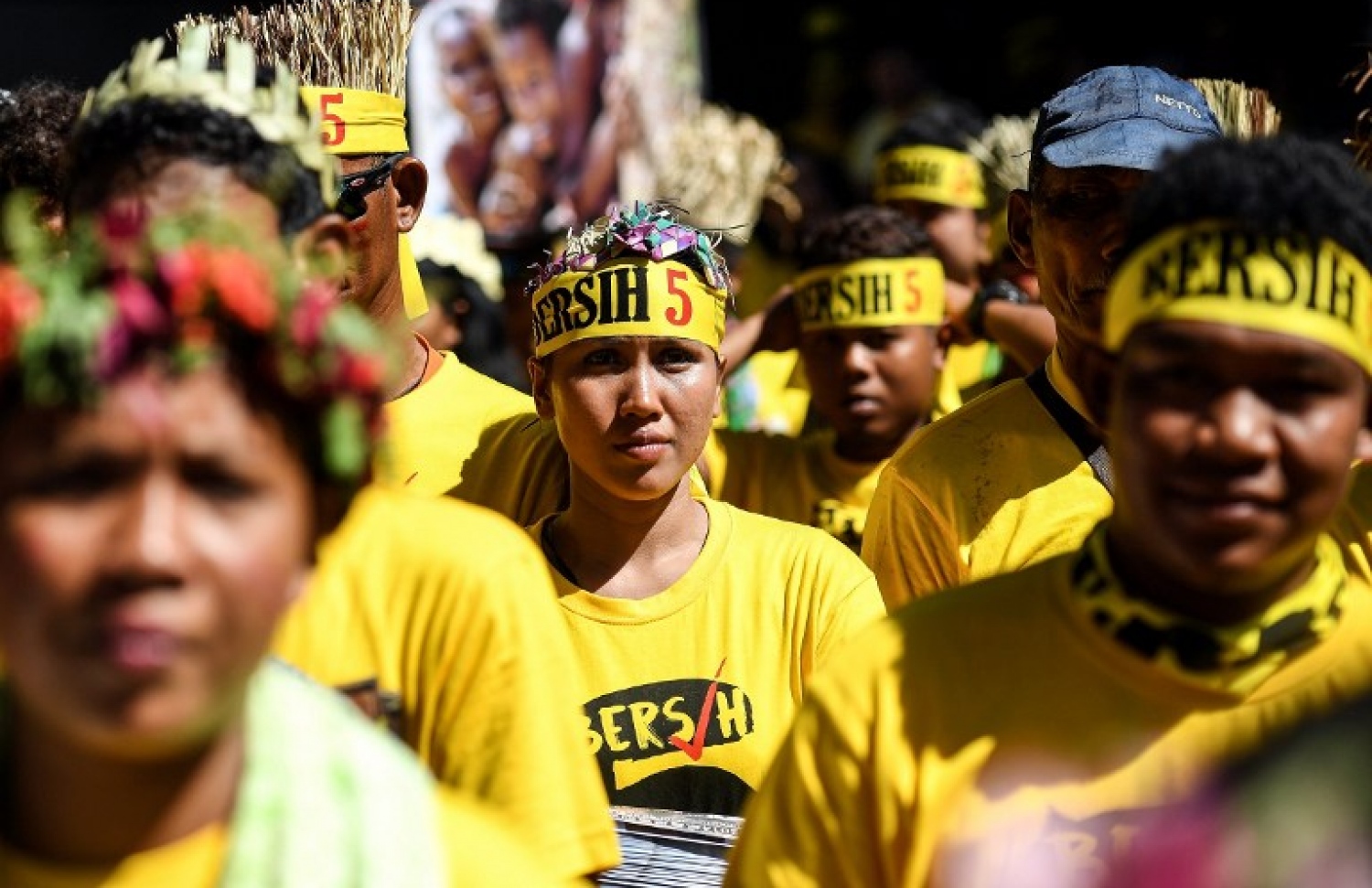 ކޮރަޕްޝަނުގެ ތުހުމަތުކޮށްފައިވާ މެލޭޝިއާގެ ބޮޑު ވަޒީރު ނަޖީބު ރައްޒާގުގެ އިސްތިއުފާ އަށް ގޮވާލަން ރީނދޫ ޓީޝާޓުގެ މުޒާހަރާ ކުއާލަ ލަމްޕޫރުގައި އިއްޔެ ކުރިއަށް ގެންދަނީ. --ފޮޓޯ:އޭއެފްޕީ