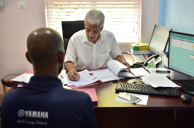 ގިނަ އަދަދެއްގެ ސްޕެޝަލިސްޓު ޑޮކްޓަރުން ހޯދަނީ