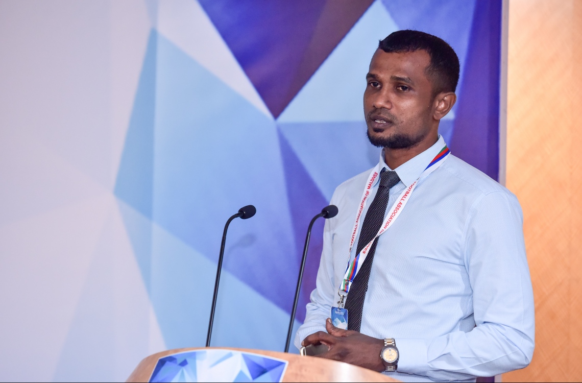 މާލެ: ނޮވެމްބަރު 20، 2016- އެފްއޭއެމްގެ އިންތިހާބީ ކޮންގްރެސްގައި އެތަނުގެ ކުރީގެ ރައީސް އަހުމަދު ތޯރިގް ވާހަކަ ދައްކަވަނީ: ގައުމީ ޓީމުގެ ކުރީގެ ފޯވާޑް ޓޮމް ވަނީ މި އިންތިހާބުން ބަލިވެފައި.---ފޮޓޯ: ނިޝާން އަލީ/މިހާރު