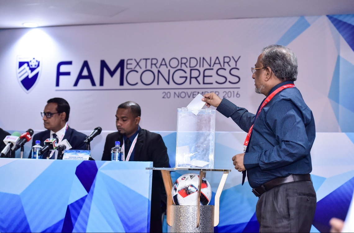 މާލެ: ނޮވެމްބަރު 20، 2016- އެފްއޭއެމްގެ އިންތިހާބީ ކޮންގްރެސްގައި، އެތަނުގެ ރައީސަކަށް އިންތިހާބުކުރި ބައްސާމްގެ ބައްޕަ އަދީލް ވޯޓު ލައްވަނީ: ބައްސާމް ވިދާޅުވަނީ އޭނާގެ އެންމެ ބޮޑު ފޯކަސް އަކީ އަތޮޅުތަކުގައި ފުޓުބޯޅަ ކުރިއެރުވުން ކަމަށް.---ފޮޓޯ: ނިޝާން އަލީ/މިހާރު