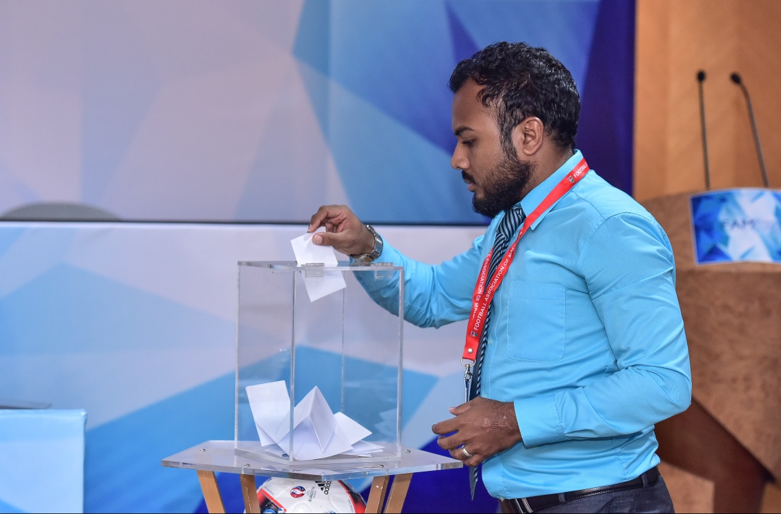 މާލެ: ނޮވެމްބަރު 20، 2016- އެފްއޭއެމްގެ އިންތިހާބީ ކޮންގްރެސްގައި ވޯޓު ލަނީ: މި އިންތިހާބުގައި އެފްއޭއެމްގެ ރައީސްގެ މަގާމު ކާމިޔާބު ކުރެއްވި ބައްސާމް ވިދާޅުވަނީ އޭނާގެ އެންމެ ބޮޑު ފޯކަސް އަކީ އަތޮޅުތަކުގައި ފުޓުބޯޅަ ކުރިއެރުވުން ކަމަށް.---ފޮޓޯ: ނިޝާން އަލީ/މިހާރު