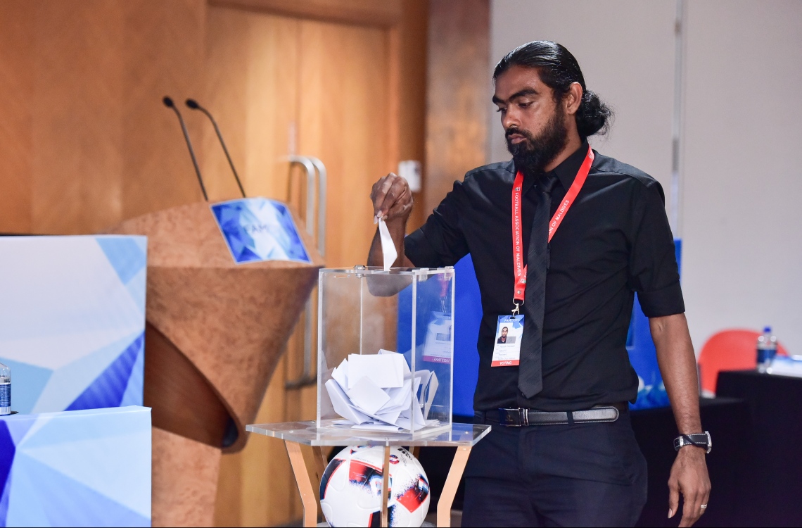 މާލެ: ނޮވެމްބަރު 20، 2016- އެފްއޭއެމްގެ އިންތިހާބީ ކޮންގްރެސްގައި ވޯޓު ލަނީ: މި އިންތިހާބުގައި އެފްއޭއެމްގެ ރައީސްގެ މަގާމު ކާމިޔާބު ކުރެއްވި ބައްސާމް ވިދާޅުވަނީ އޭނާގެ އެންމެ ބޮޑު ފޯކަސް އަކީ އަތޮޅުތަކުގައި ފުޓުބޯޅަ ކުރިއެރުވުން ކަމަށް.---ފޮޓޯ: ނިޝާން އަލީ/މިހާރު