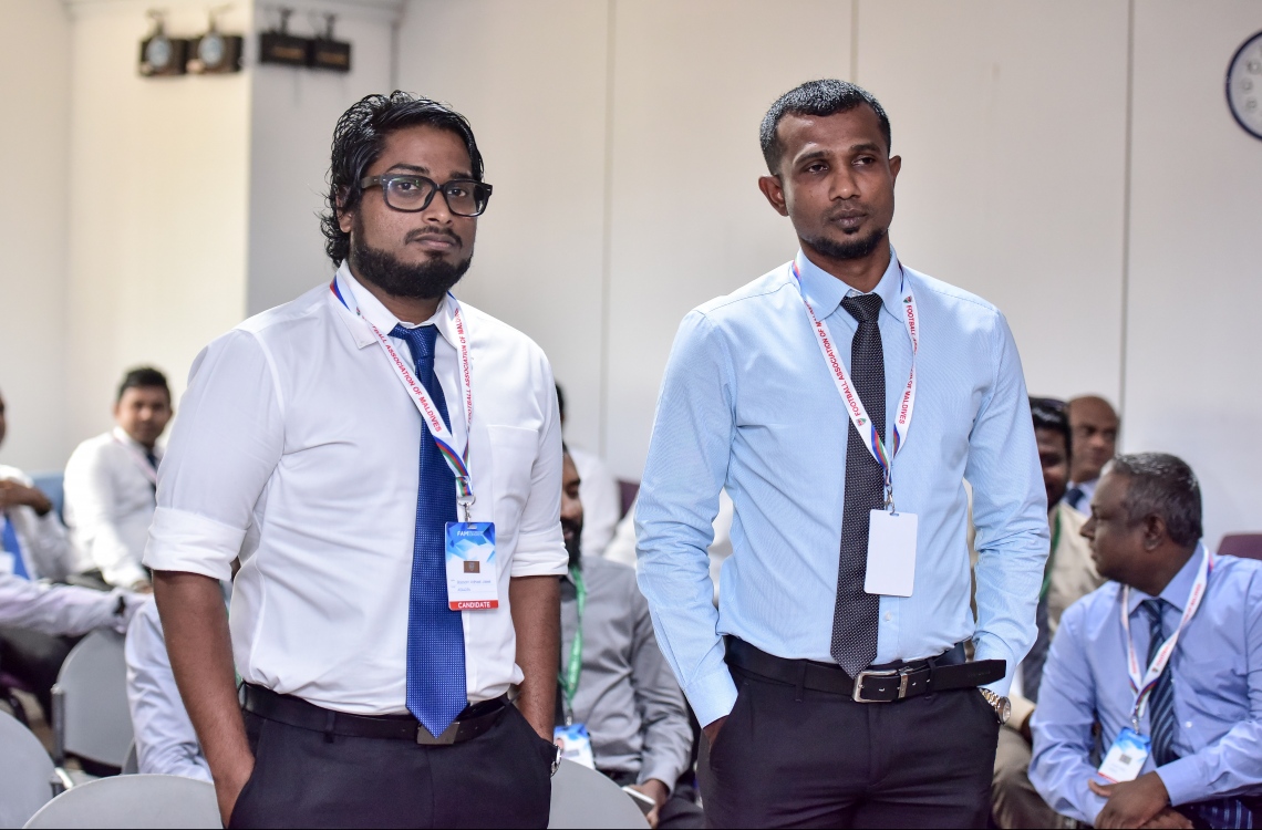 މާލެ: ނޮވެމްބަރު 20، 2016- އެފްއޭއެމްގެ އިންތިހާބީ ކޮންގްރެސްގައި އެތަނުގެ ކުރީގެ ރައީސް ތޯރިގް(ކ) އަދި އެ މަގާމަށް އަލަށް އިންތިހާބުވި ބައްސާމް.---ފޮޓޯ: ނިޝާން އަލީ/މިހާރު