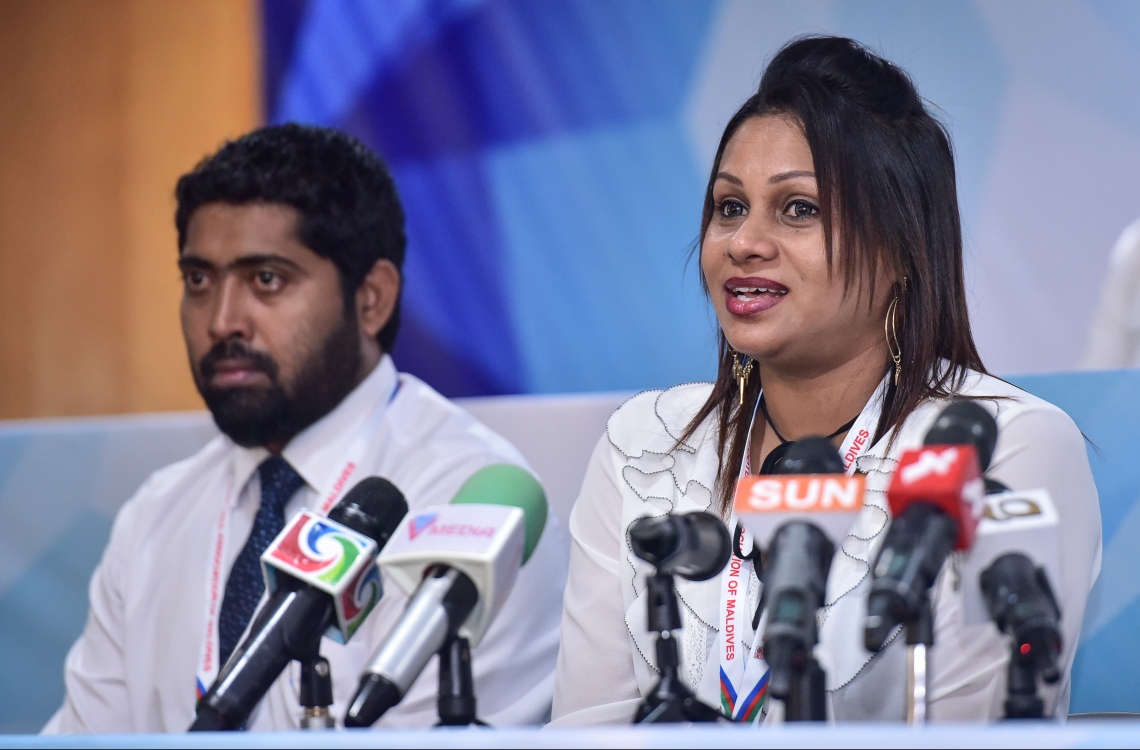 މާލެ: ނޮވެމްބަރު 20، 2016- އެފްއޭއެމްގެ އިންތިހާބީ ކޮންގްރެސްގައި، އެތަނުގެ ސީނިއާ ވައިސް ޕްރެޒިޑެންޓުގެ މަގާމަށް ހަމަޖެއްސި، ކުރީގެ މަޝްހޫރު ވޮލީބޯޅަ ކުޅުންތެރިޔާ އައިޝަތު ނާޒިމާ ނޫސްވެރިންނާ ވާހަކަ ދައްކަވަނީ.--- ފޮޓޯ: ނިޝާން އަލީ/ މިހާރު