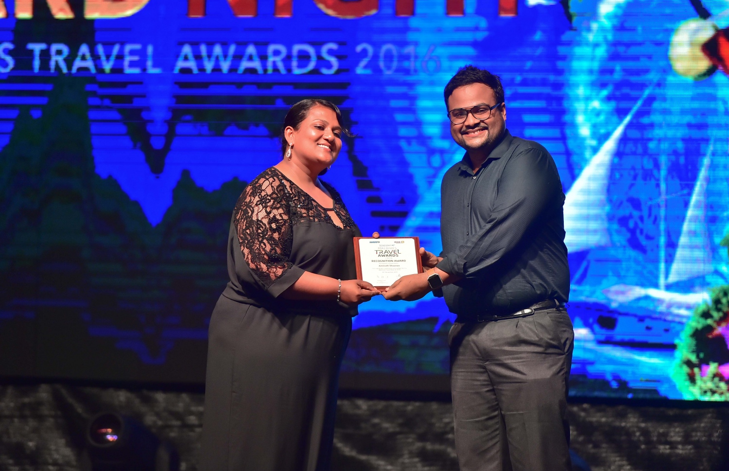 ޓްރެވަލް އެވޯޑްސްގެ ފަނޑިޔާރުކަން ކުރެއްވި ބޭފުޅަކަށް މިރޭ ހަނދާނީ ފިލައެއް ދެނީ.-- ފޮޓޯ: މުހައްމަދު ޝަރުހާން/ މިހާރު