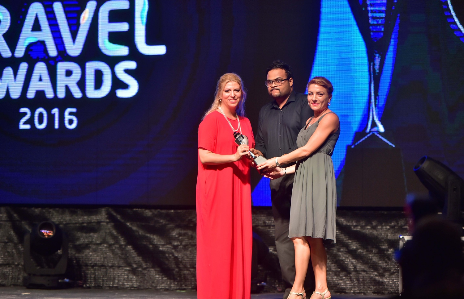 އެވޯޑެއް ލިބުނު ފަރާތަކާ މިރޭ އެވޯޑް ހަވާލުކުރަނީ: މި އަހަރު 35 ކެޓަގަރީއަކުން އެވޯޑް ދީފައިވޭ.-- ފޮޓޯ: މުހައްމަދު ޝަރުހާން/ މިހާރު