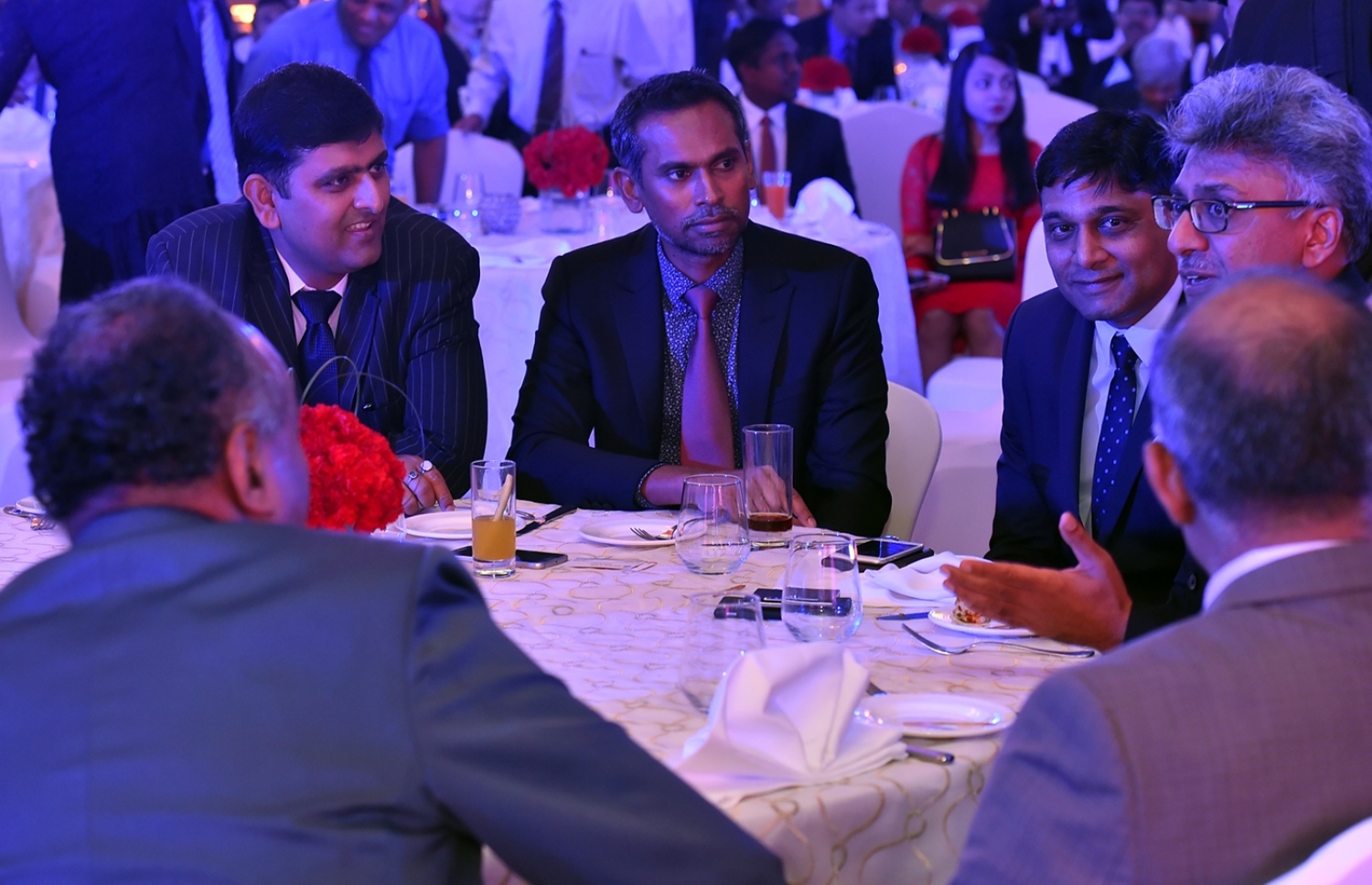 އިންވެސްޓްމަންޓް ފޯރަމް ފެށުމަށް މިއަދު ބޭއްވި ރަސްމިއްޔާތުގެ ތެރެއިން އެލިއާ އިންވެސްޓްމަންޓްސްގެ މެނޭޖިން ޑިރެކްޓަރު އަލާއު އަލީ (ވ-2)، އިންޑިއާގެ ވިޔަފާރިވެރިންތަކަކާ ބައްދަލުކުރައްވަނީ.-- ފޮޓޯ: ރައީސް އޮފީސް