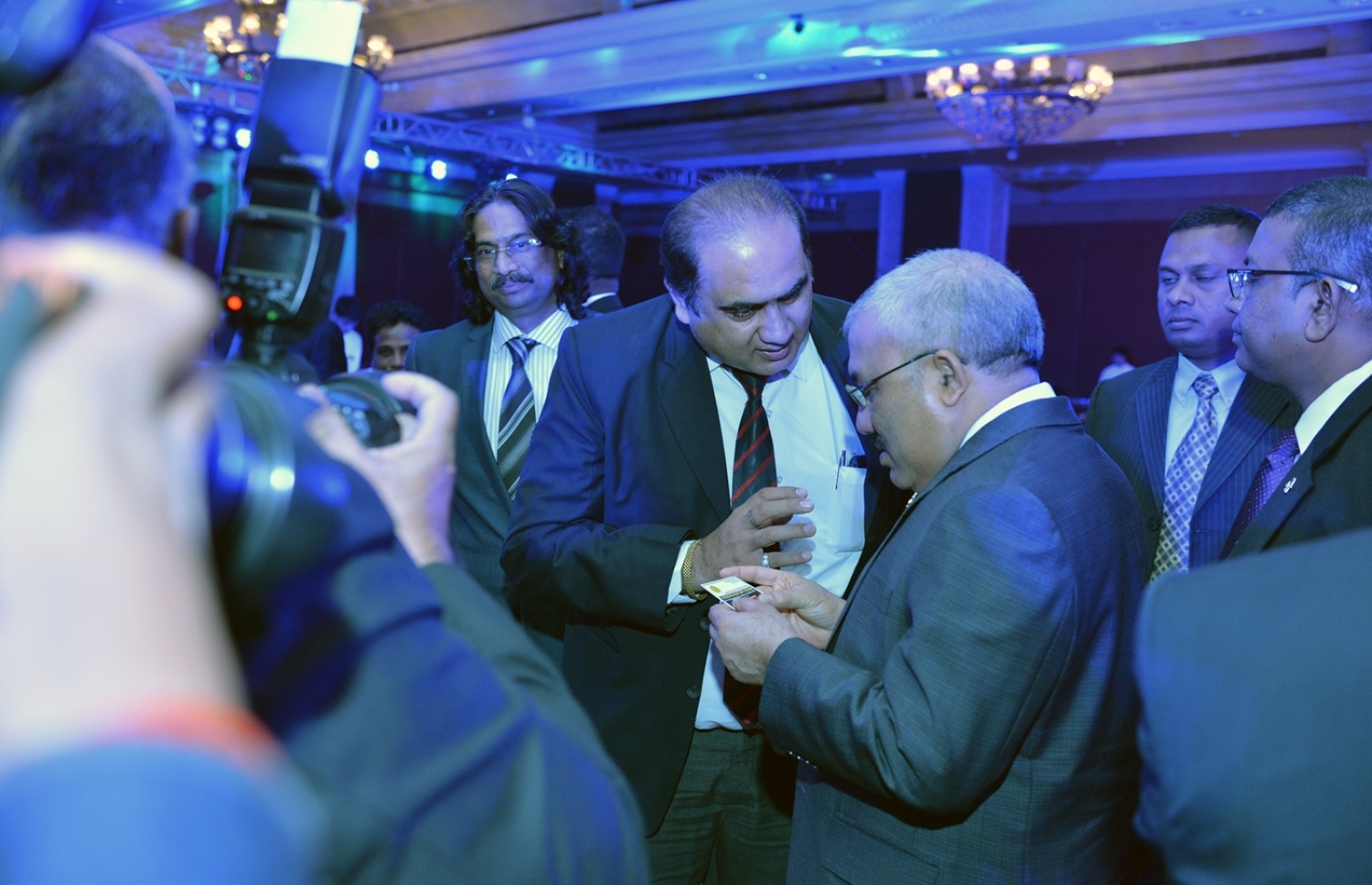 އިންވެސްޓްމަންޓް ފޯރަމް ފެށުމަށް މިއަދު ބޭއްވި ރަސްމިއްޔާތުގެ ތެރެއިން ނައިބު ރައީސް ޖިހާދު އިންޑިއާގެ ވިޔަފާރިވެރިޔަކާ ވާހަކަ ދައްކަވަނީ.-- ފޮޓޯ: ރައީސް އޮފީސް