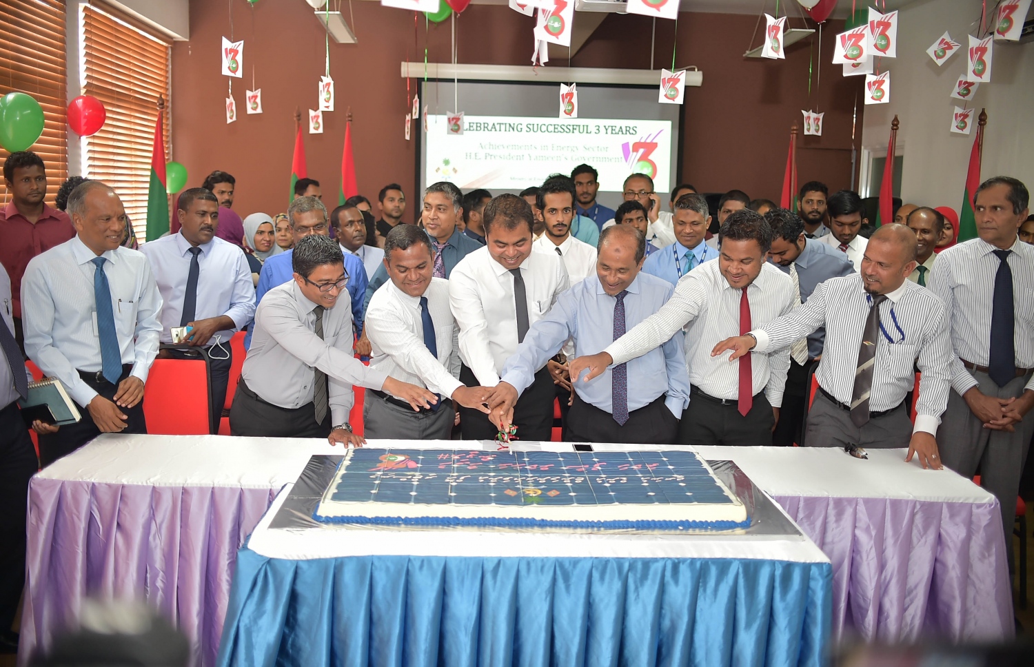 ރައީސް ޔާމީންގެ ސަރުކާރުގެ ތިން އަހަރުގެ ތެރޭގައި ހަކަތައިގެ ދާއިރާ އަށް ލިބުނު ކުރިއެރުން ފާހަގަކުރުމަށްޓަކައި ތިމާވެއްޓާ ބެހޭ މިނިސްޓްރީގެ މުވައްޒަފުން މިއަދު ކޭކް ފަޅަނީ.---ފޮޓޯ: މުހައްމަދު ޝަރުހާން/މިހާރު