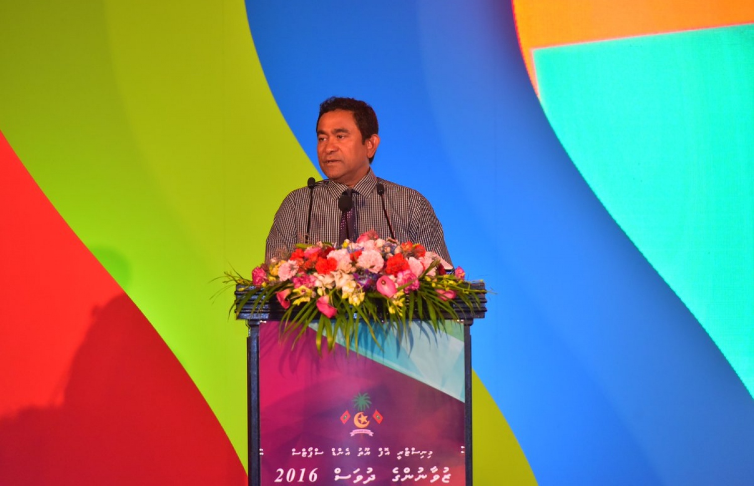 މި އަހަރުގެ ޒުވާނުންގެ ދުވަހުގެ މުނާސަބަތުގައި މިރޭ ބޭއްވި ރަސްމީ ޖަލްސާގައި ރައީސް ޔާމީން ވާހަކަފުޅު ދައްކަވަނީ.---ފޮޓޯ: ޔޫތު މިނިސްޓްރީ