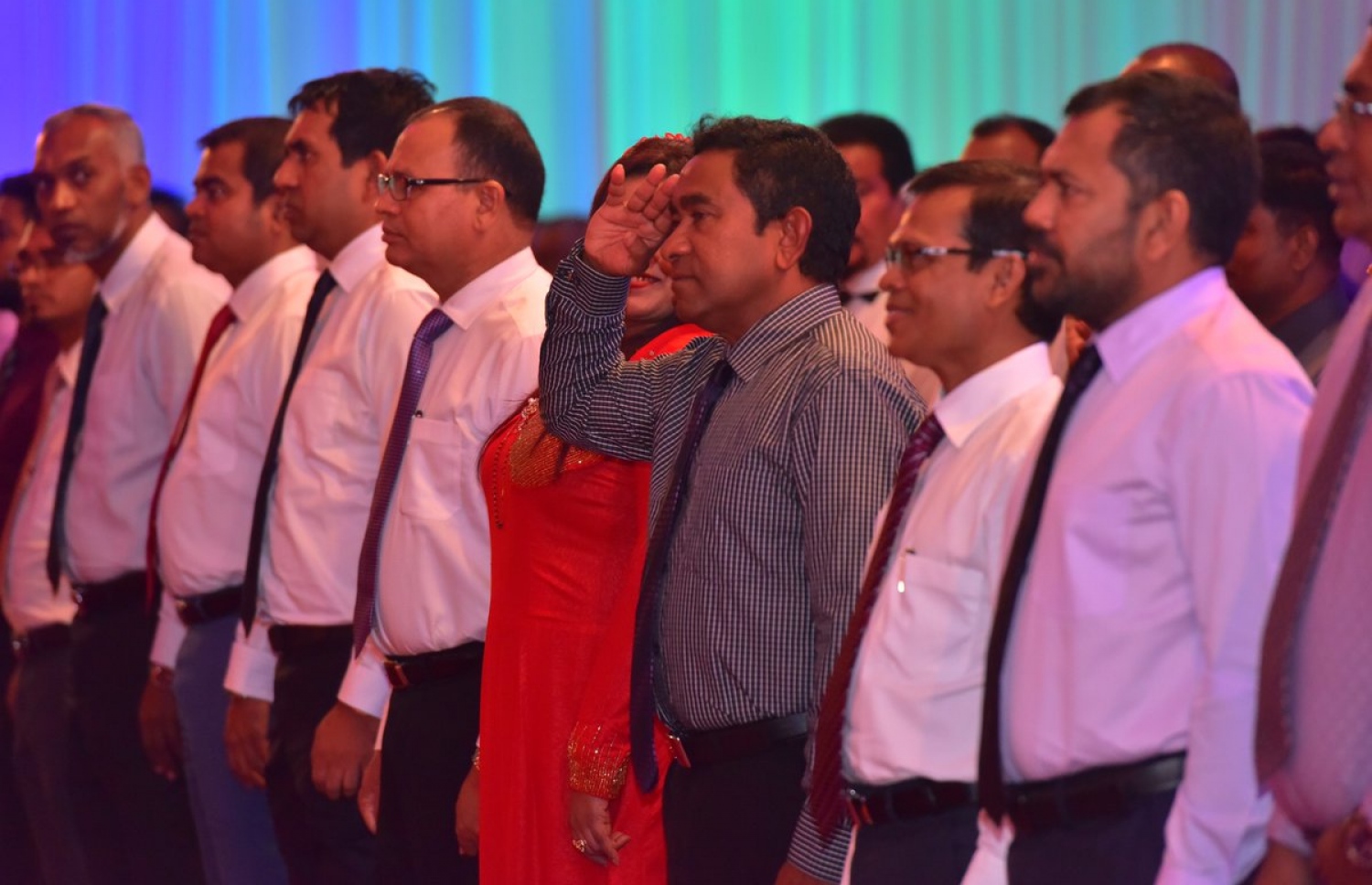 މި އަހަރުގެ ޒުވާނުންގެ ދުވަހުގެ މުނާސަބަތުގައި ދަރުބާރުގޭގައި މިރޭ ބޭއްވި ރަސްމީ ޖަލްސާގައި ރައީސް ޔާމީން އަދި ރައްޔިތުންގެ މަޖިލިހުގެ ރައީސް މަސީހާއި ކެބިނެޓްގެ ބޭފުޅުން ބައިވެރިވެވަޑައިގަންނަވަނީ.---ފޮޓޯ: ޔޫތު މިނިސްޓްރީ