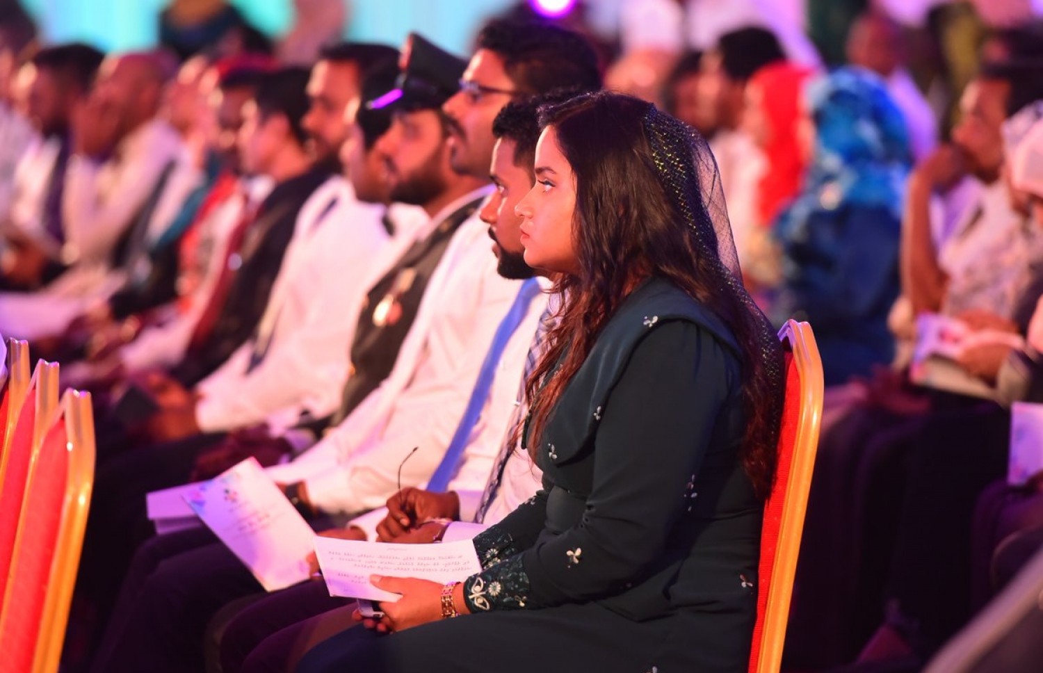 މި އަހަރުގެ ޒުވާނުންގެ ދުވަހުގެ މުނާސަބަތުގައި ދަރުބާރުގޭގައި މިރޭ ބޭއްވި ރަސްމީ ޖަލްސާގައި ބައިވެރިވި ބައެއް މީހުން.---ފޮޓޯ: ޔޫތު މިނިސްޓްރީ