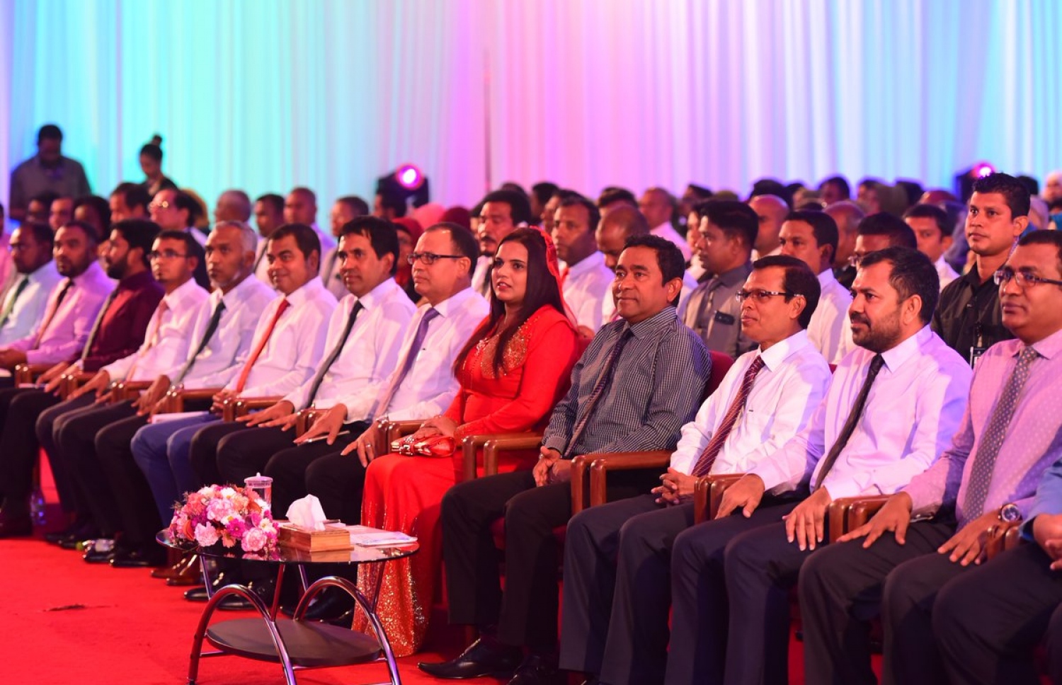 މި އަހަރުގެ ޒުވާނުންގެ ދުވަހުގެ މުނާސަބަތުގައި ދަރުބާރުގޭގައި މިރޭ ބޭއްވި ރަސްމީ ޖަލްސާގައި ރައީސް ޔާމީނާއި ރައްޔިތުންގެ މަޖިލިހުގެ ރައީސް މަސީހް އަދި ސަރުކާރުގެ ބައެއް އިސްބޭފުޅުން ބައިވެރިވެވަޑައިގަންނަވަނީ.---ފޮޓޯ: ޔޫތު މިނިސްޓްރީ