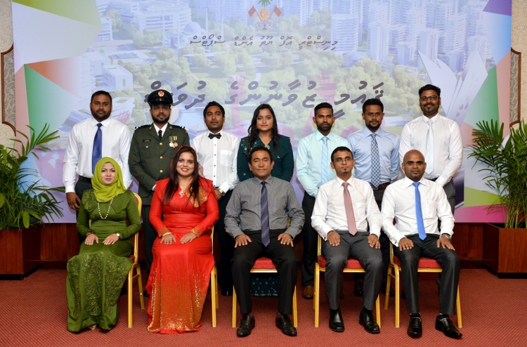 މިނިސްޓަރު މުނައްވަރާއި މުއައްވިޒަށް ޒުވާނުންގެ އިނާމް