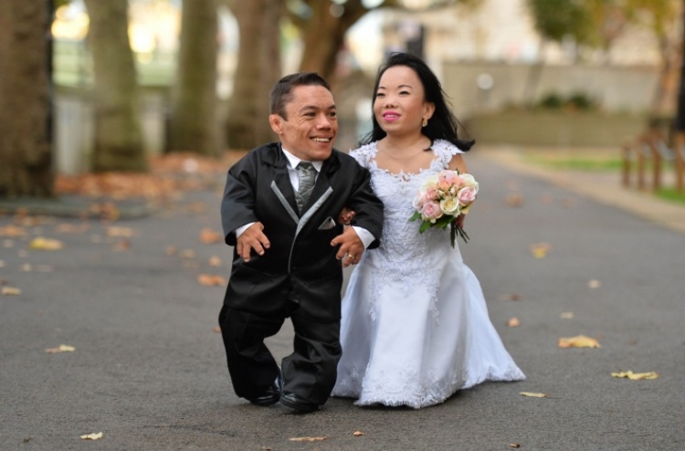 އެންމެ ކުރު ދެމީހުން ކައިވެނިކޮށް ރެކޯޑް ހަދައިފި