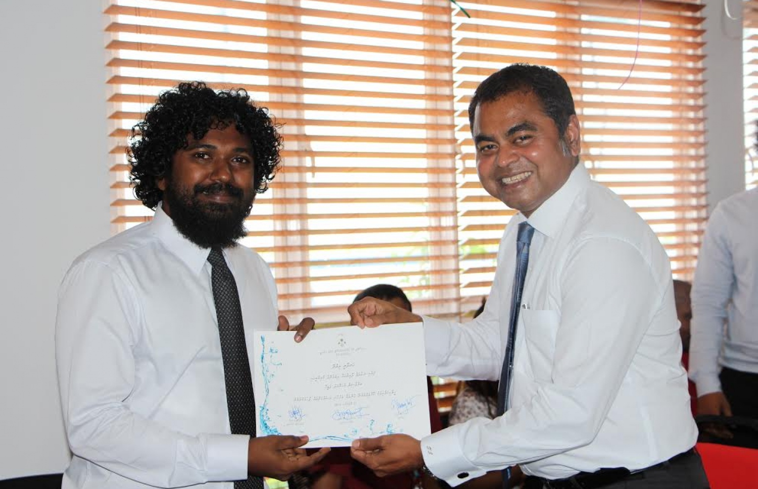 އެންވަޔަރްމެންޓް މިނިސްޓްރީގެ މުވައްޒަފަކަށް، މިިނިސްޓަރު ތޯރިގް (ކ) ސެޓްފިކެޓް އިއްޔެ ހަވާލުކޮށްދެއްވަނީ-- ފޮޓޯ: އެންވަޔަރްމަންޓް މިނިސްޓްރީ