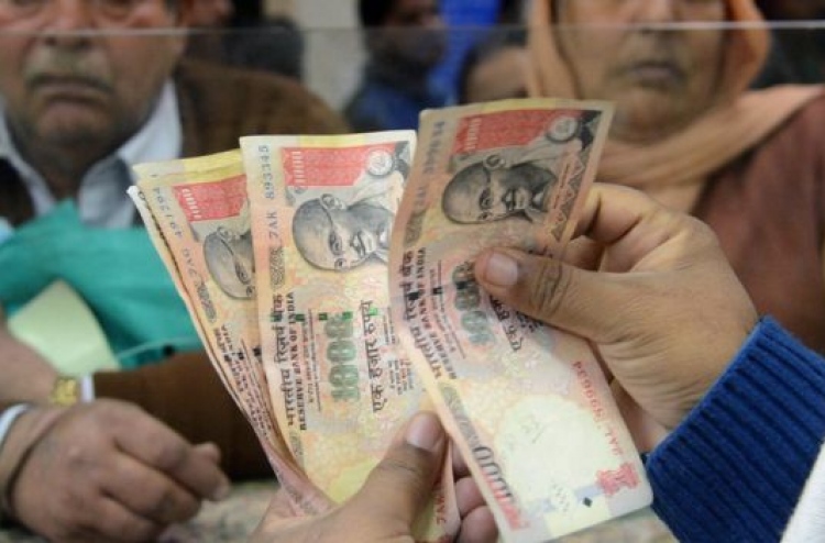 އިންޑިއާ ފައިސާގެ އަގު ރެކޯޑް މިންވަރަކާ ގާތަށް ދަށަށް