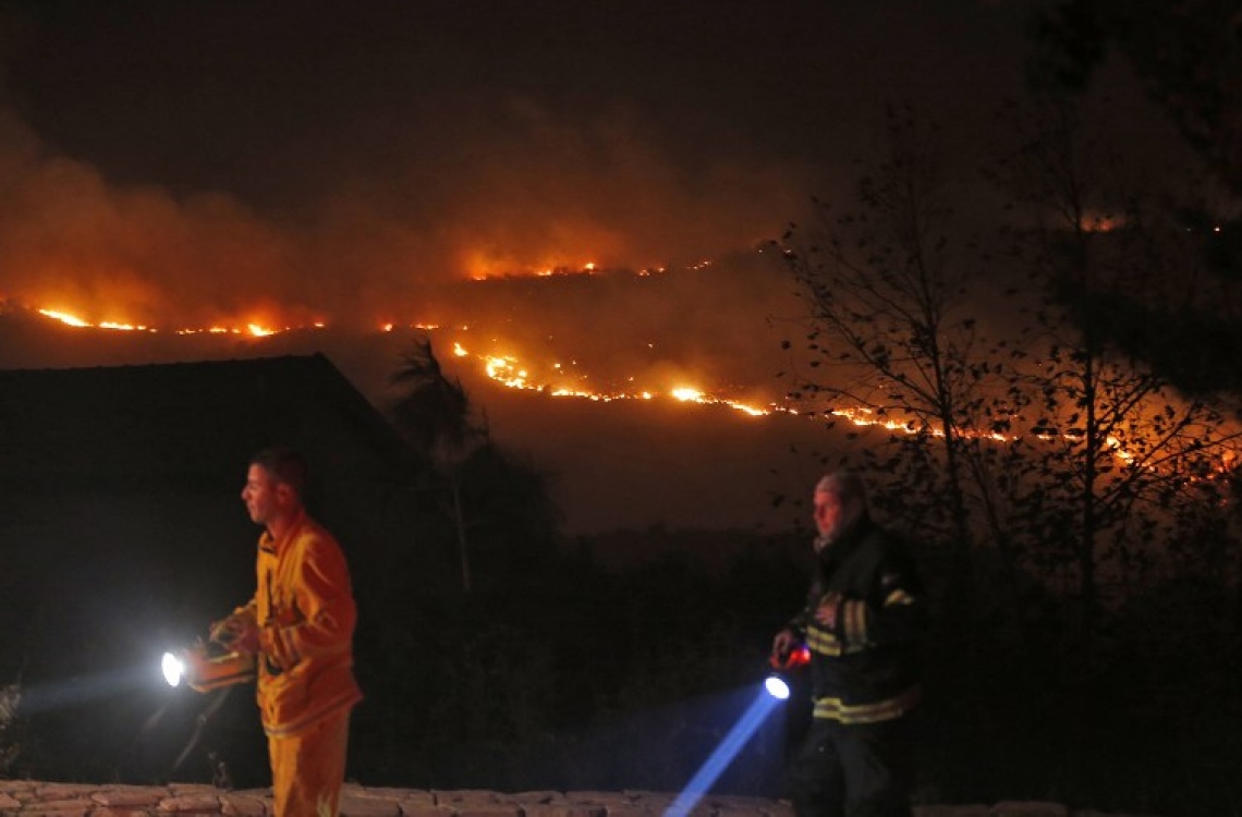 ހުޅަނގު އައްސޭރިއާ ކައިރީގައިވާ ހިސާބެއްގައި އަލިފާން ރޯވެ އަނދަމުން ދަނީ. --ފޮޓޯ:އޭއެފްޕީ