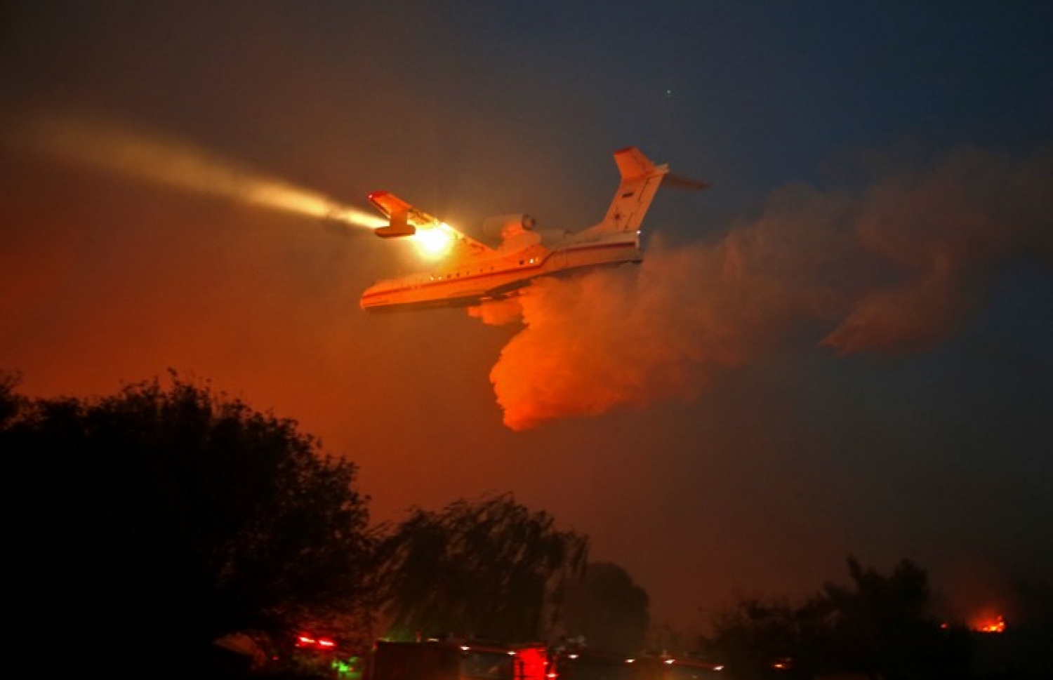 އިޒްރޭލުގައި ރޯވި އަލިފާން ނިއްވާލުމަށް ރަޝިޔާގެ އަލިފާން ނިއްވާ ބޯޓަކުން ހަރަކާތްތެރި ވަނީ. --ފޮޓޯ:އޭއެފްޕީ