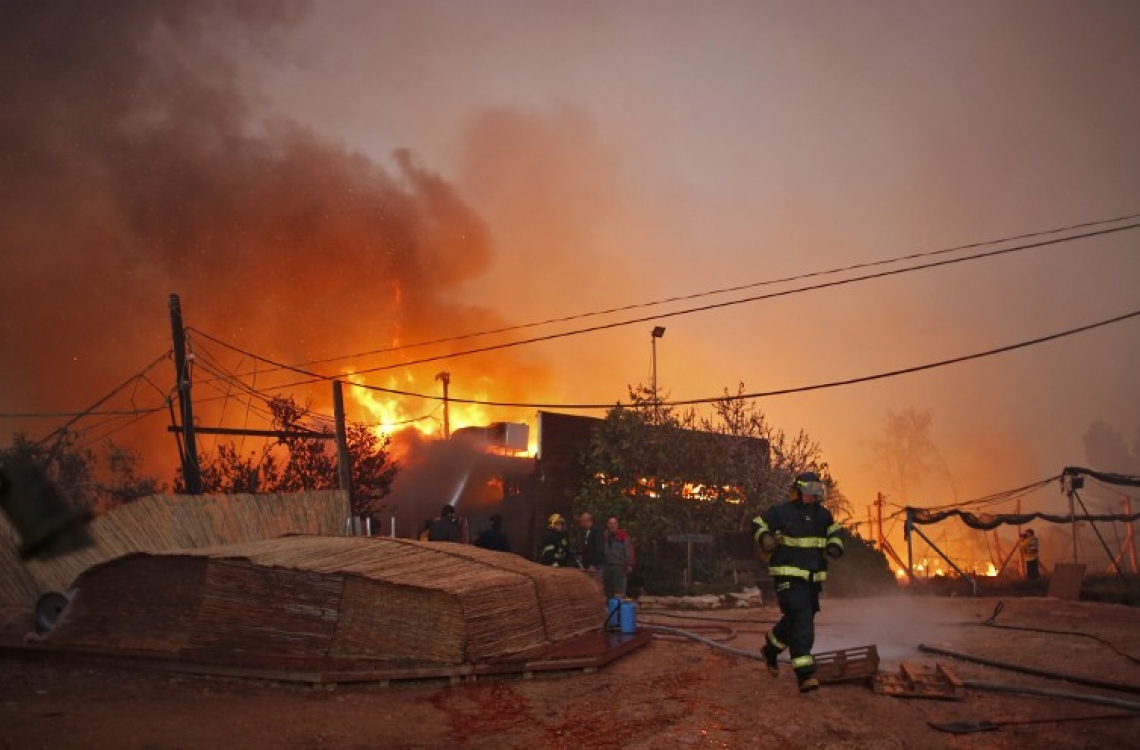 އިޒްރޭލުގެ ނަތާފްގައި ރޯވި އަލިފާން ނިއްވާލުމަށް އަލިފާން ނިވާ ޓީމުތަކުން ހަރަކާތްތެރި ވަނީ. --ފޮޓޯ:އޭއެފްޕީ