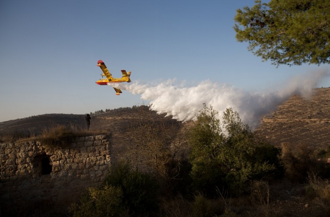 އިޒްރޭލުގައި ރޯވި އަލިފާން ނިއްވާލުމަށް ބޭރު ގައުމެއްގެ މަތިންދާ ބޯޓަކުން އެހީތެރިކަން ފޯރުކޮށް ދެނީ. --ފޮޓޯ:އޭއެފްޕީ