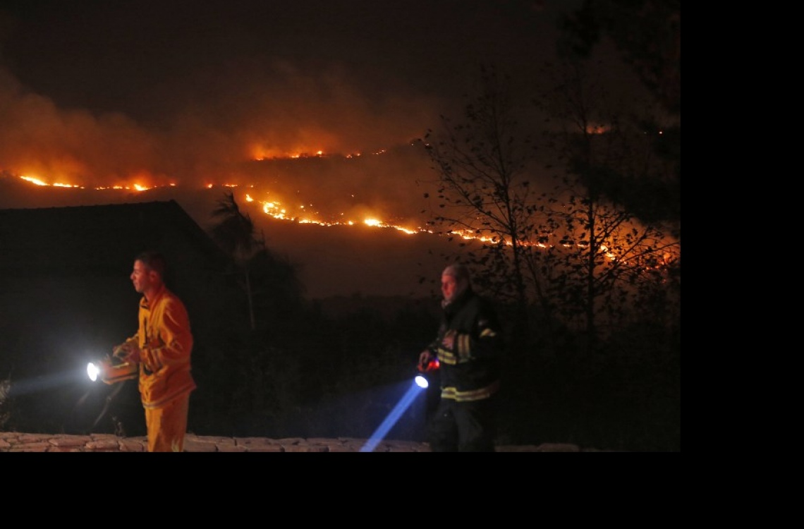 އިޒްރޭލުގެ ނަތާފްގައި ރޯވި އަލިފާން ނިއްވާލުމަށް އަލިފާން ނިއްވާ ޓީމުތަކުން މަސައްކަތް ކުރަނީ. --ފޮޓޯ:އޭއެފްޕީ