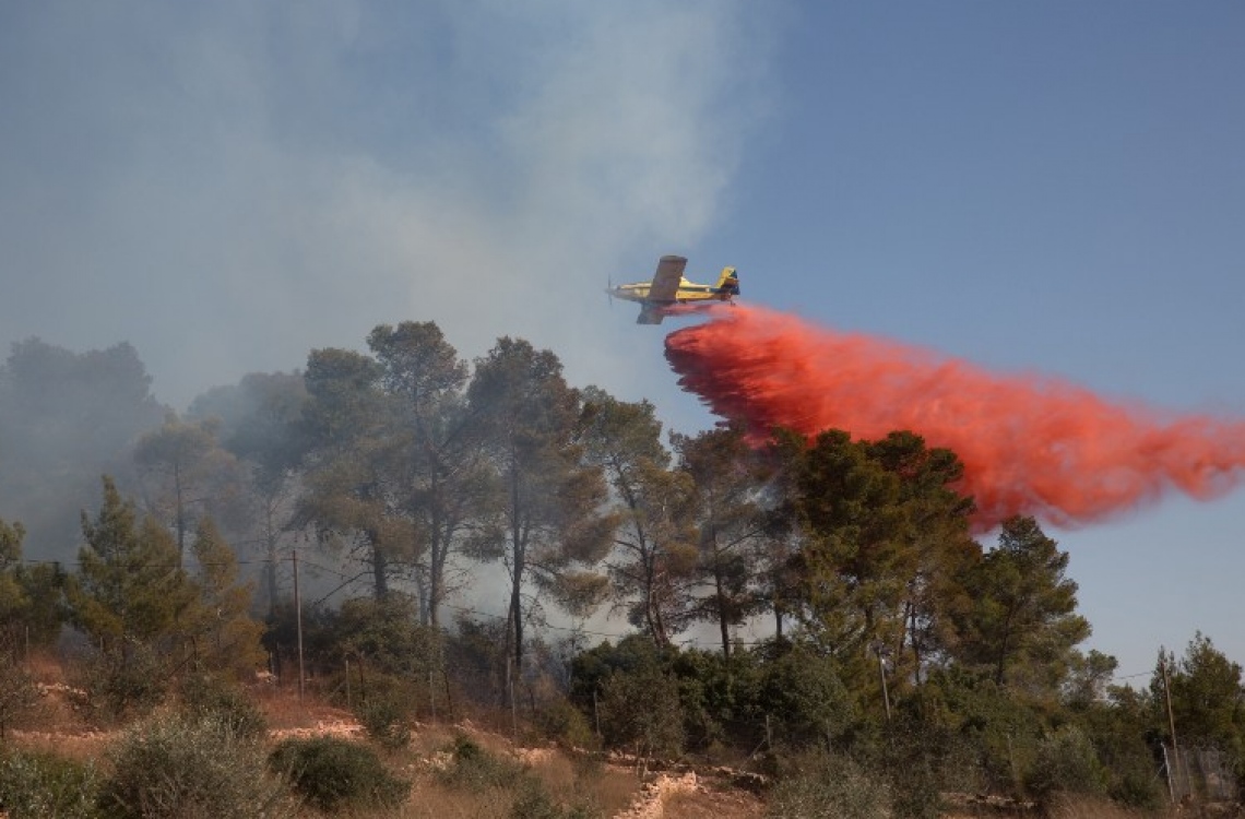 ރާމުﷲއާ ކައިރި ހިސާބުތަކުގައި ރޯވި އަލިފާން ނިއްވާލުމަށް އިޒްރޭލުގެ އަލިފާން ނިއްވާ ބޯޓަކުން ހަރަކާތްތެރި ވަނީ. --ފޮޓޯ:އޭއެފްޕީ