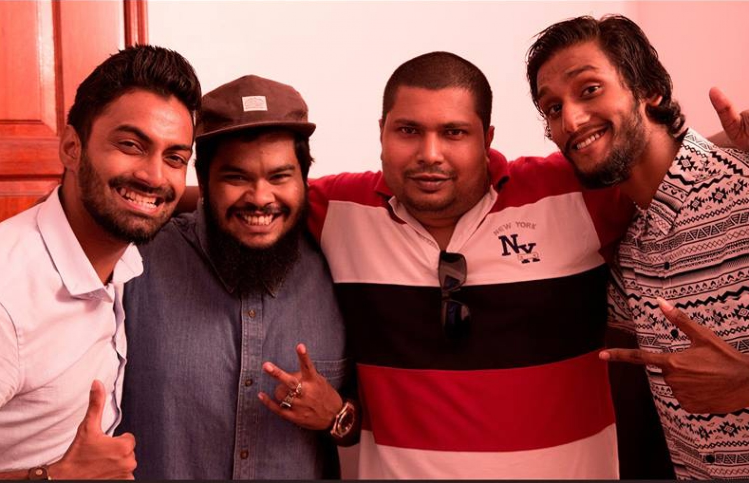 "މިއީ ލޯތްބަކީ" ޝޫޓިން ތެރޭގައި ޑައިރެކްޓަރު ޗިއްޕެ(ކަނާތް ފަރާތުން ދެވަނަ) ބައެއް އެކްޓަރުންނާ އެކު.