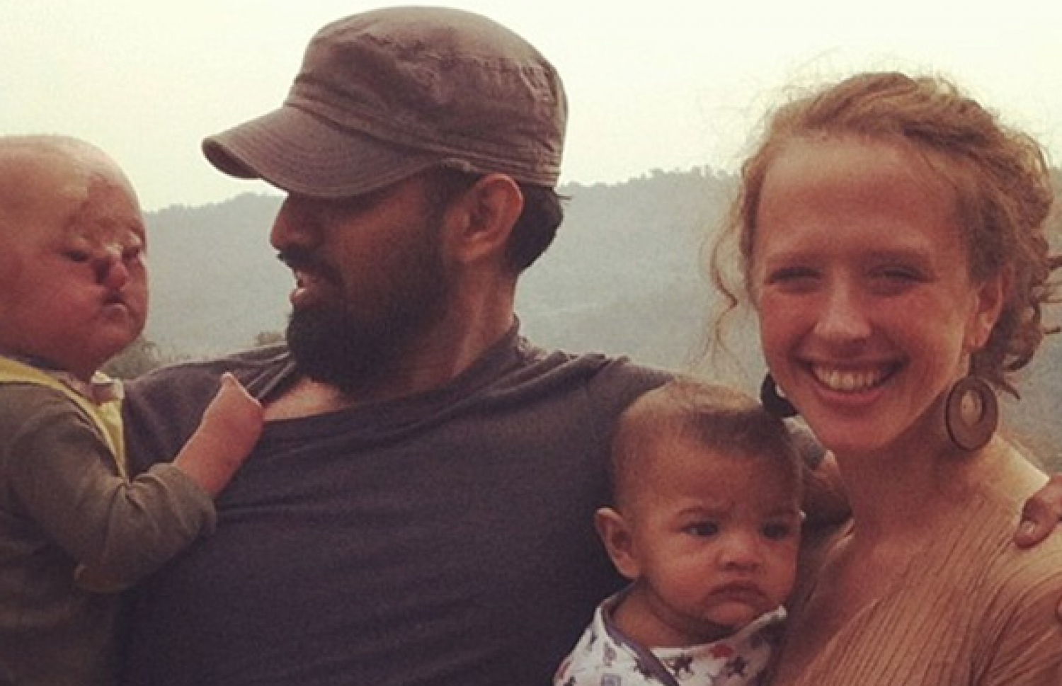 އެޑަމް އޭނާގެ ކޮއްކޮ އާއި މައިންބަފައިންނާއެކު