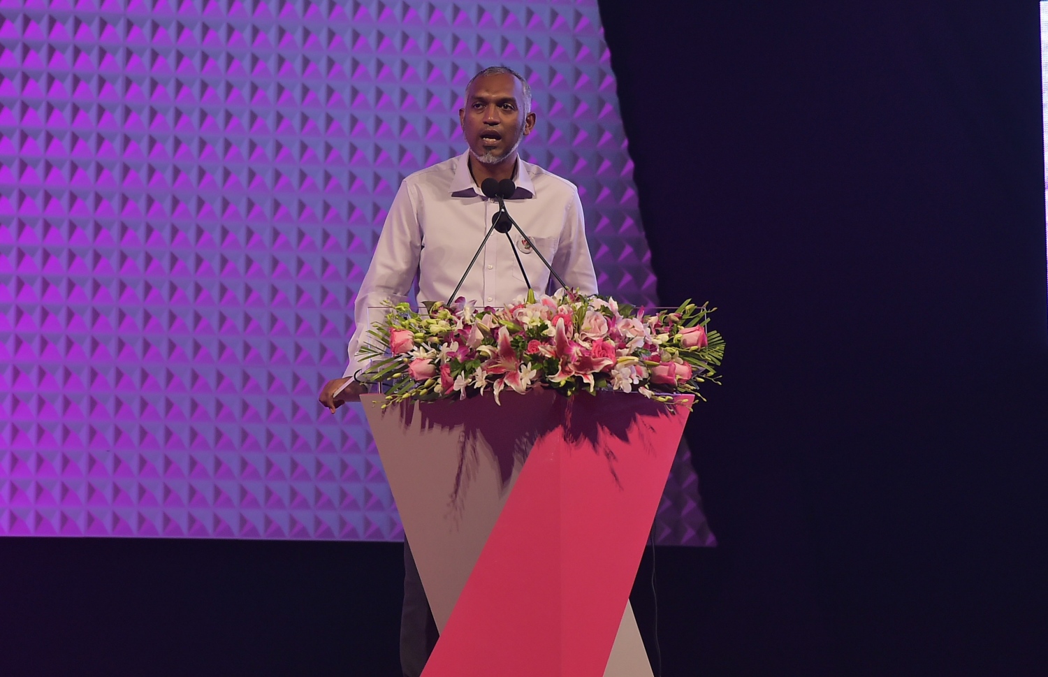 "ހަބޭސް ތިނެއް" ގައި މުއިއްޒު ވާހަކަ ދައްކަވަނީ: ގިނަ ބަޔަކު ޖަލްސާ ދޫކޮށް ދިޔައީ ޒަރޫރީ ބޭނުންތަކެއް ހުރުމުން ކަމަށް ވިދާޅުވި -- ފޮޓޯ: މުހައްމަދު ޝަރުހާން / މިހާރު