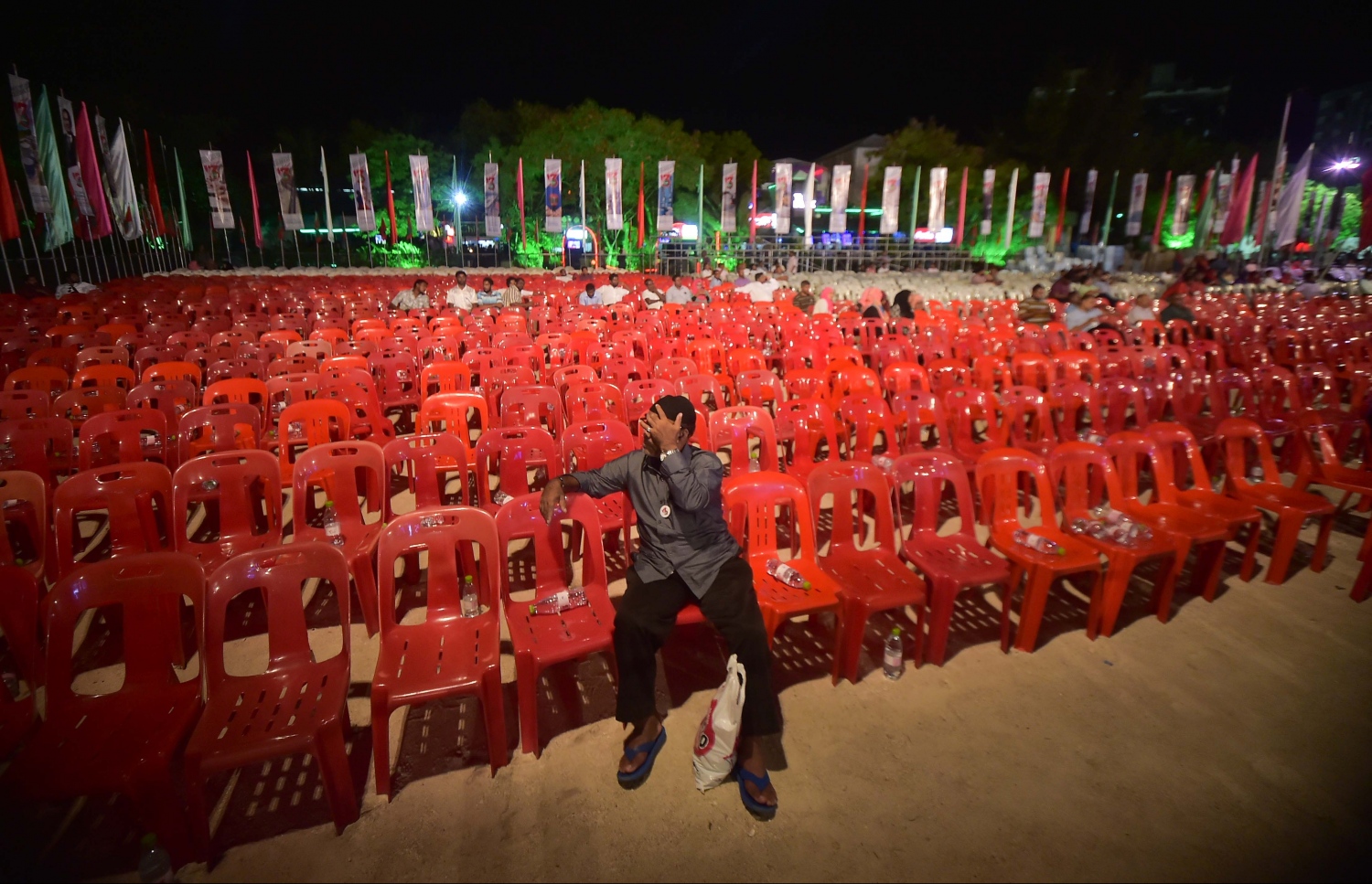 ޖަލްސާގެ ވަކި ހިސާބަކުން ގިނަ ބަޔަކު ވަނީ ނުކުމެގެން ގޮސްފައި- – ފޮޓޯ: މުހައްމަދު ޝަރުހާން / މިހާރު