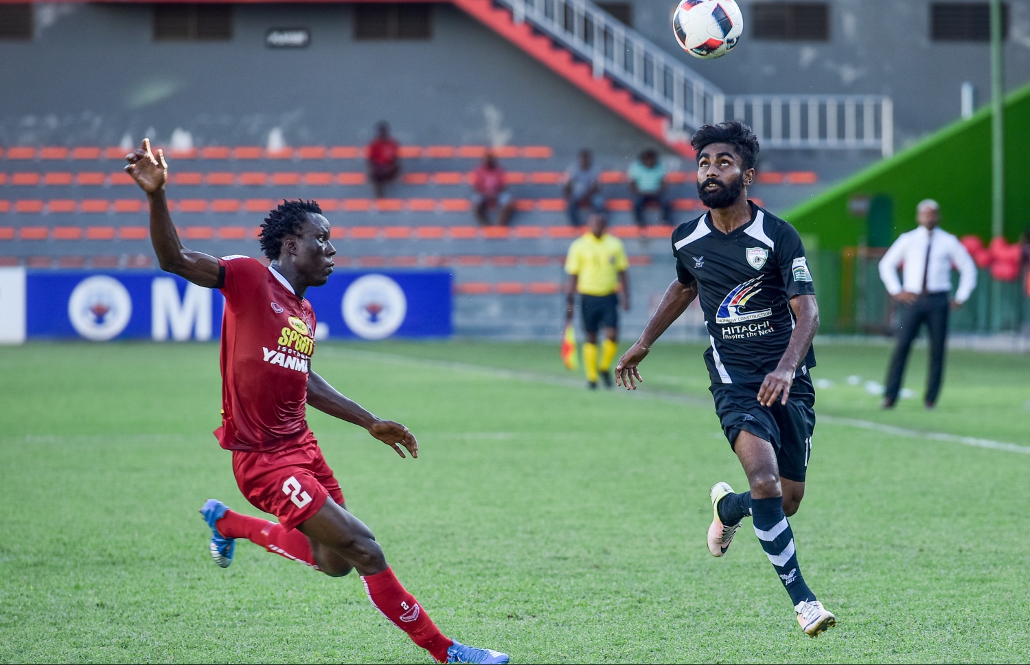 އީގަލްސްގެ ރިޒޭ (ކ) ބޯޅަ ކޮންޓްރޯލްކުރާއިރު ޓީސީގެ ކުޑޫސް ސަމާލުވެގެން: ލަނޑު ޖެހީ ރިޒޭ. --ފޮޓޯ: ނިޝާން އަލީ/ މިހާރު