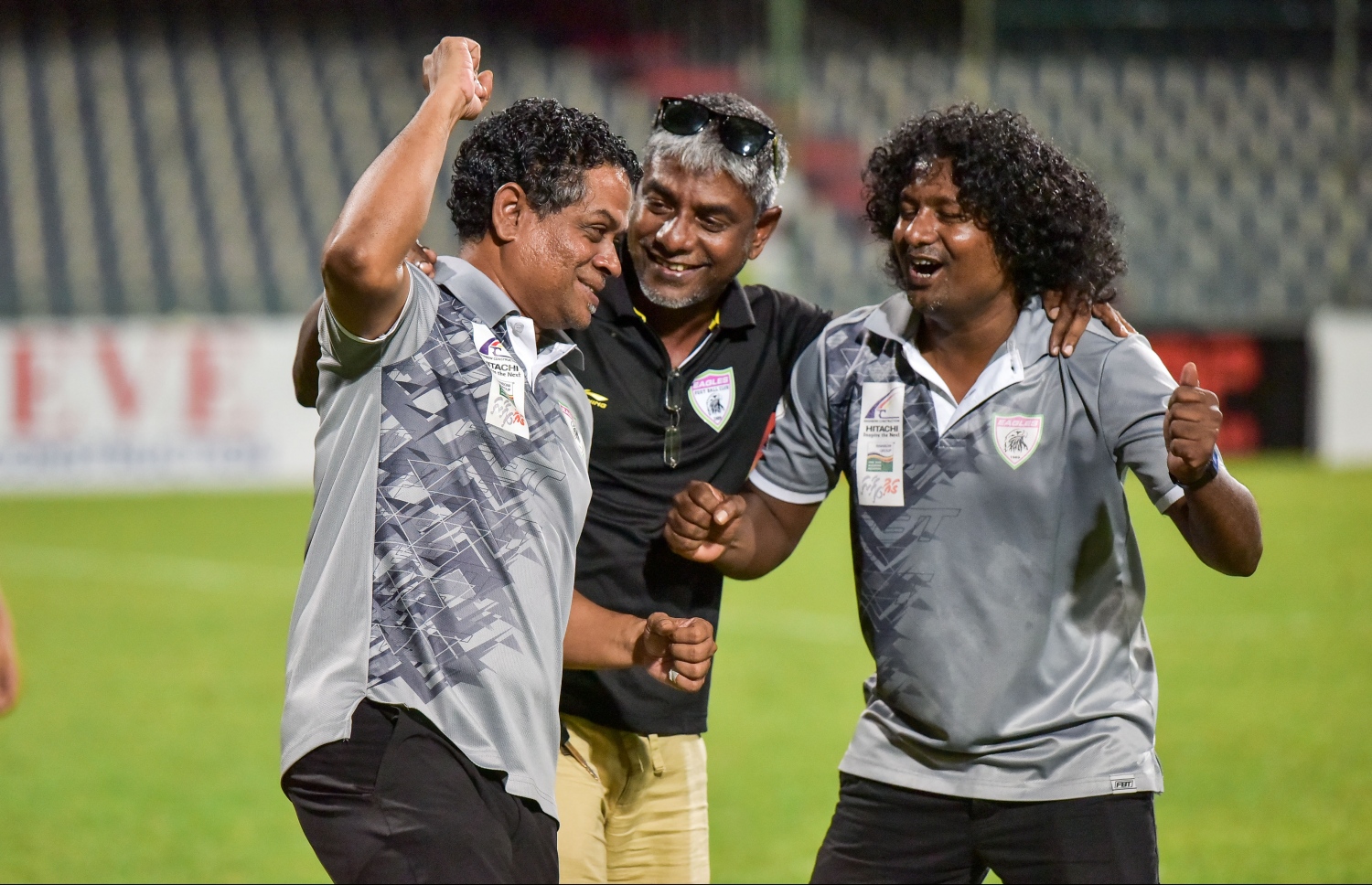 އީގަލްސްގެ ކޯޗު ސާންތީ (ވ) އާއި އެސިސްޓަންޓް ކޯޗު ނިމާ (ކ) އެހެން އޮފިޝަލަކާ އެކު އުފާފާޅުކުރަނީ. --ފޮޓޯ: ނިޝާން އަލީ/ މިހާރު