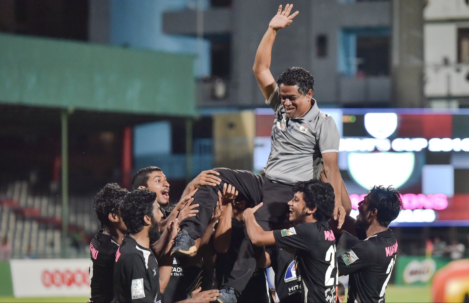 އީގަލްސްގެ ކުޅުންތެރިން ކޯޗު ސާންތީ އުފުލާލައިގެން. --ފޮޓޯ: ނިޝާން އަލީ/ މިހާރު