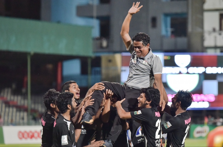 އީގަލްސް ބޮޑު ޓީމުތަކުގެ ސަފަށް: ކޯޗަށް އުފާވެރިކަން!