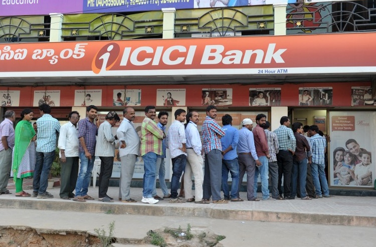 މުސާރަ ދިން ފުރަތަމަ ދުވަހު ބޭންކުތަކުން ފައިސާ ހުސްވެއްޖެ