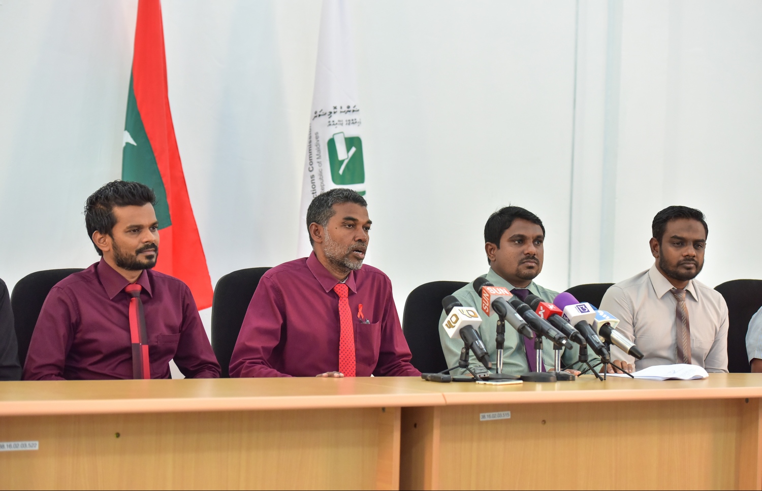 އީސީގެ ރައީސް ސުލައިމާން (ކ-3) ނޫސްވެރިންނާ ވާހަކަ ދައްކަވަނީ: އެއް ބަޔަކަށް އިލެކްޝަންސް ކޮމިޝަން ކަމުދާ އިރު އަނެއް ބަޔަކު އިތުބާރެއް ނުކުރޭ. --- ފޮޓޯ: މިހާރު